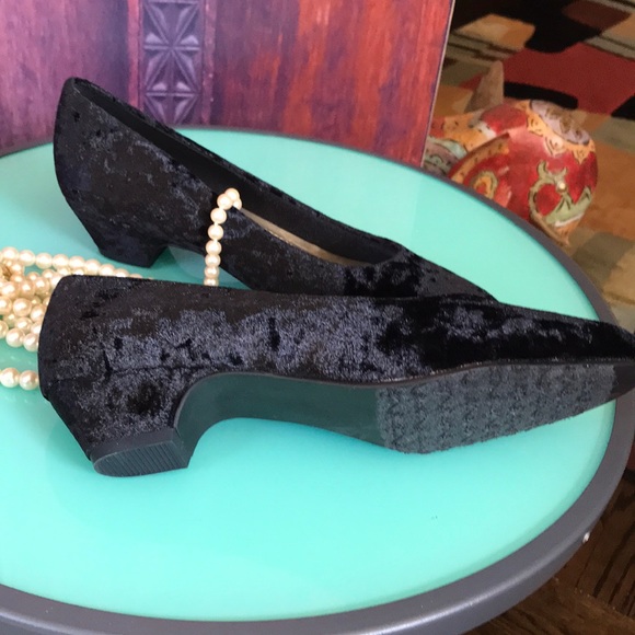 BLACK VELVET MINIMUM HEEL PUMP - Picture 3 of 3